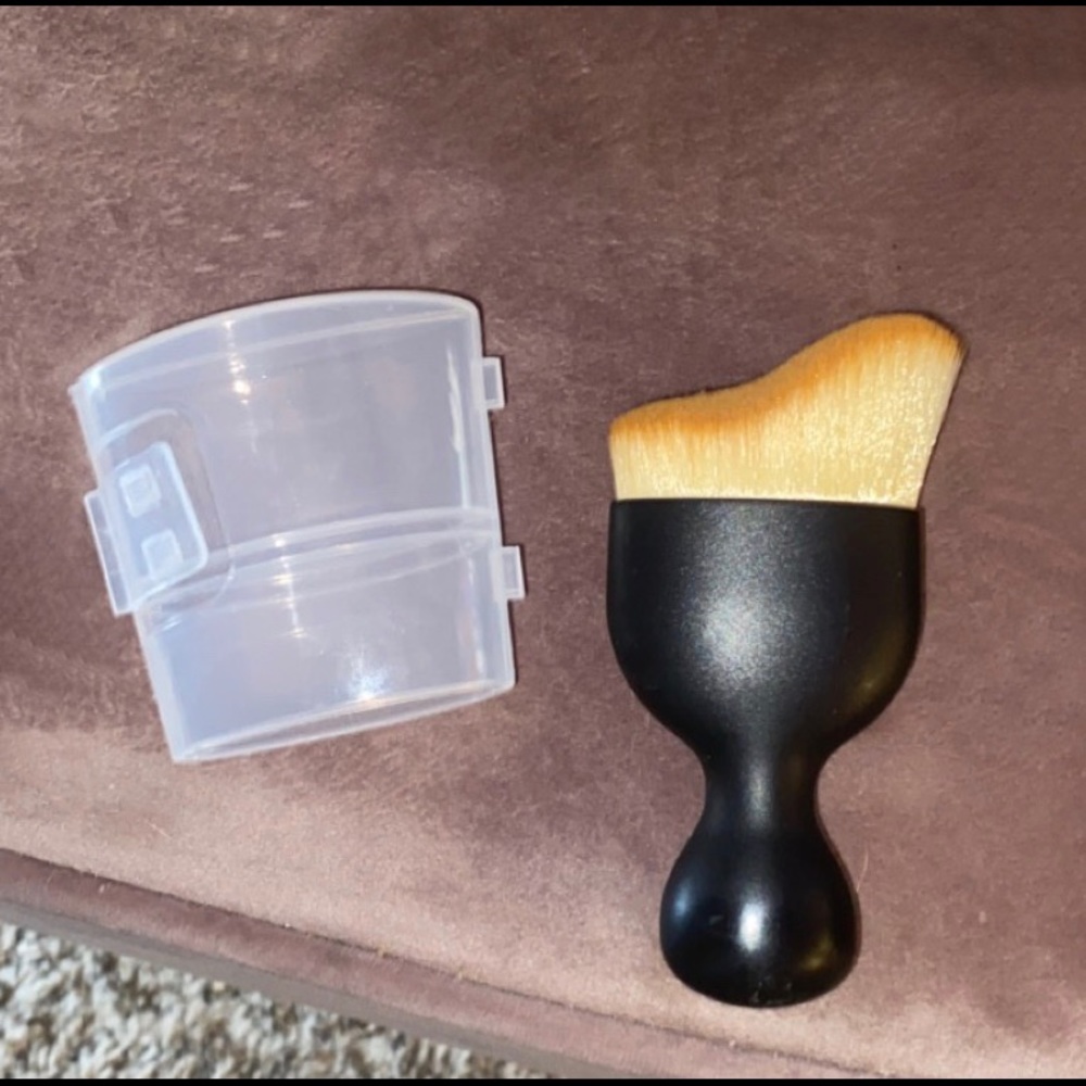 NEW Contour Makeup Brush w/ Case